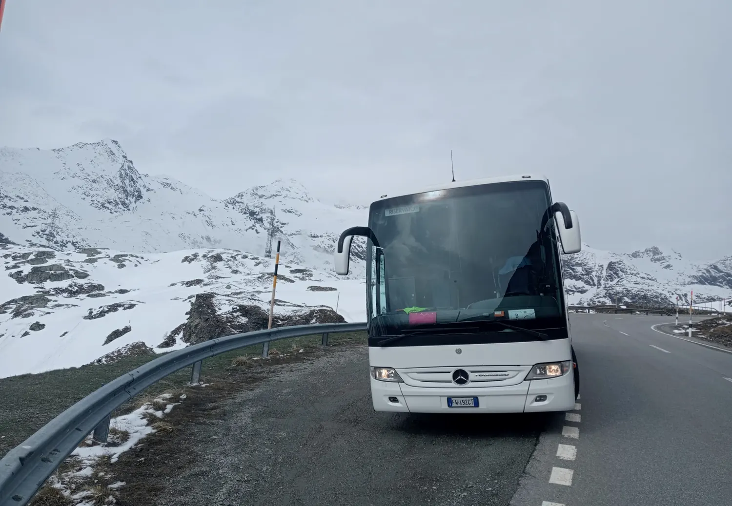 Il pullman Munna Bus in viaggio in montagna