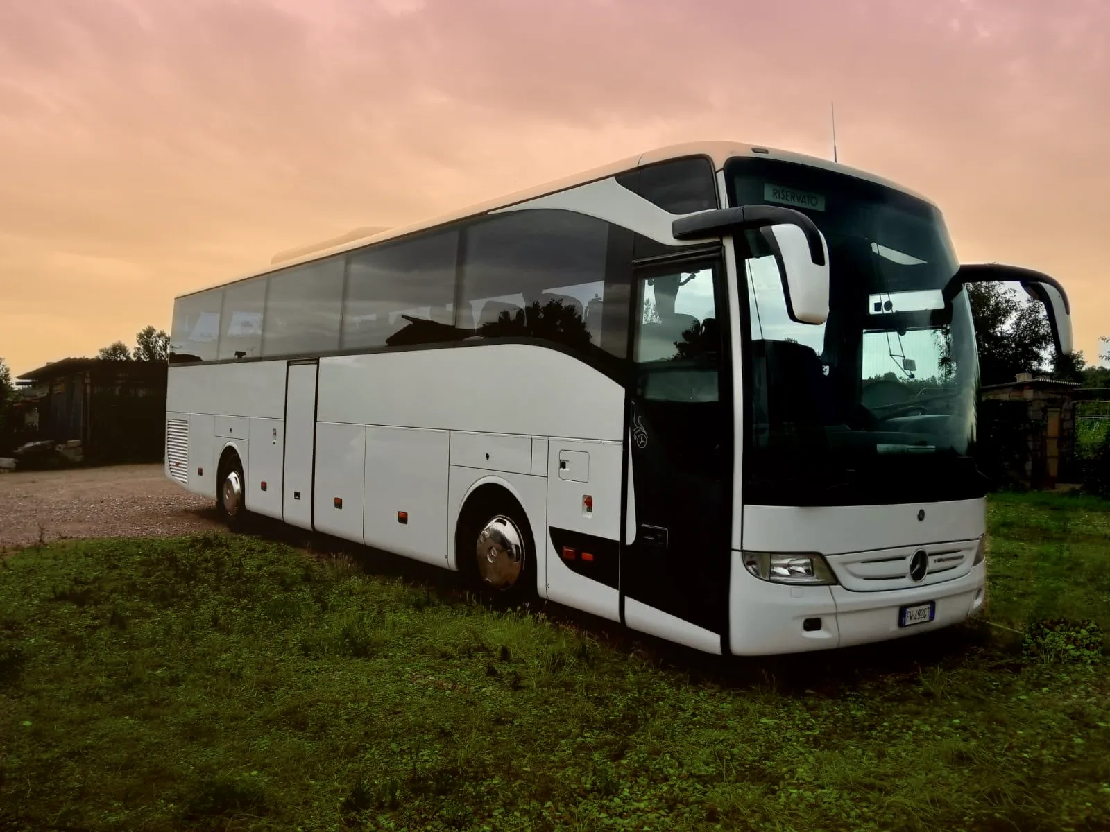 Il pullman gran turismo Munna Bus al tramonto