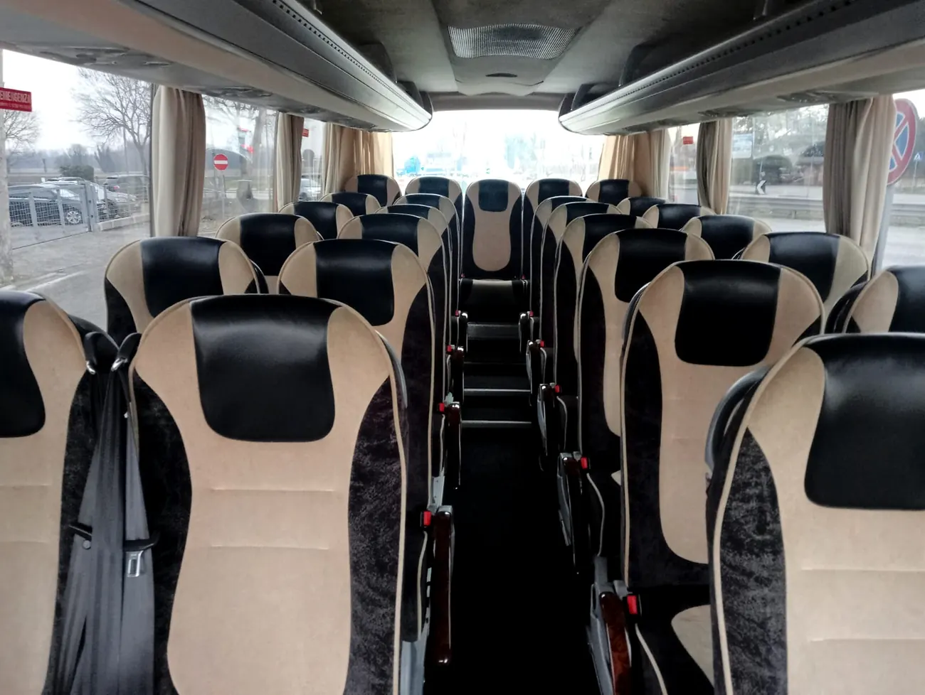 L'interno del minibus, con il corridoio centrale