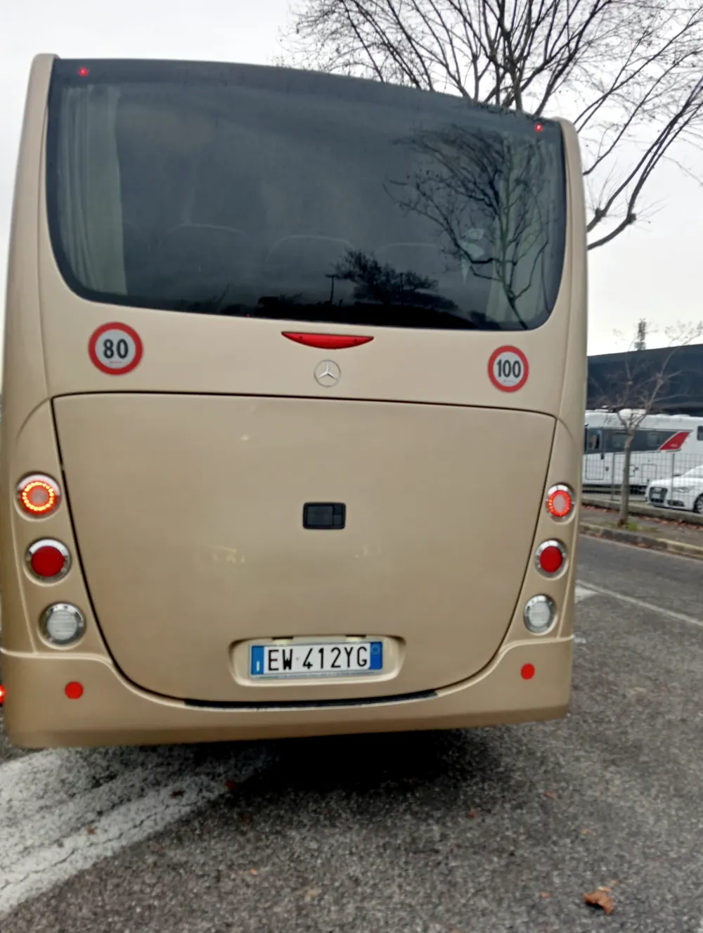 Il minibus visto da dietro