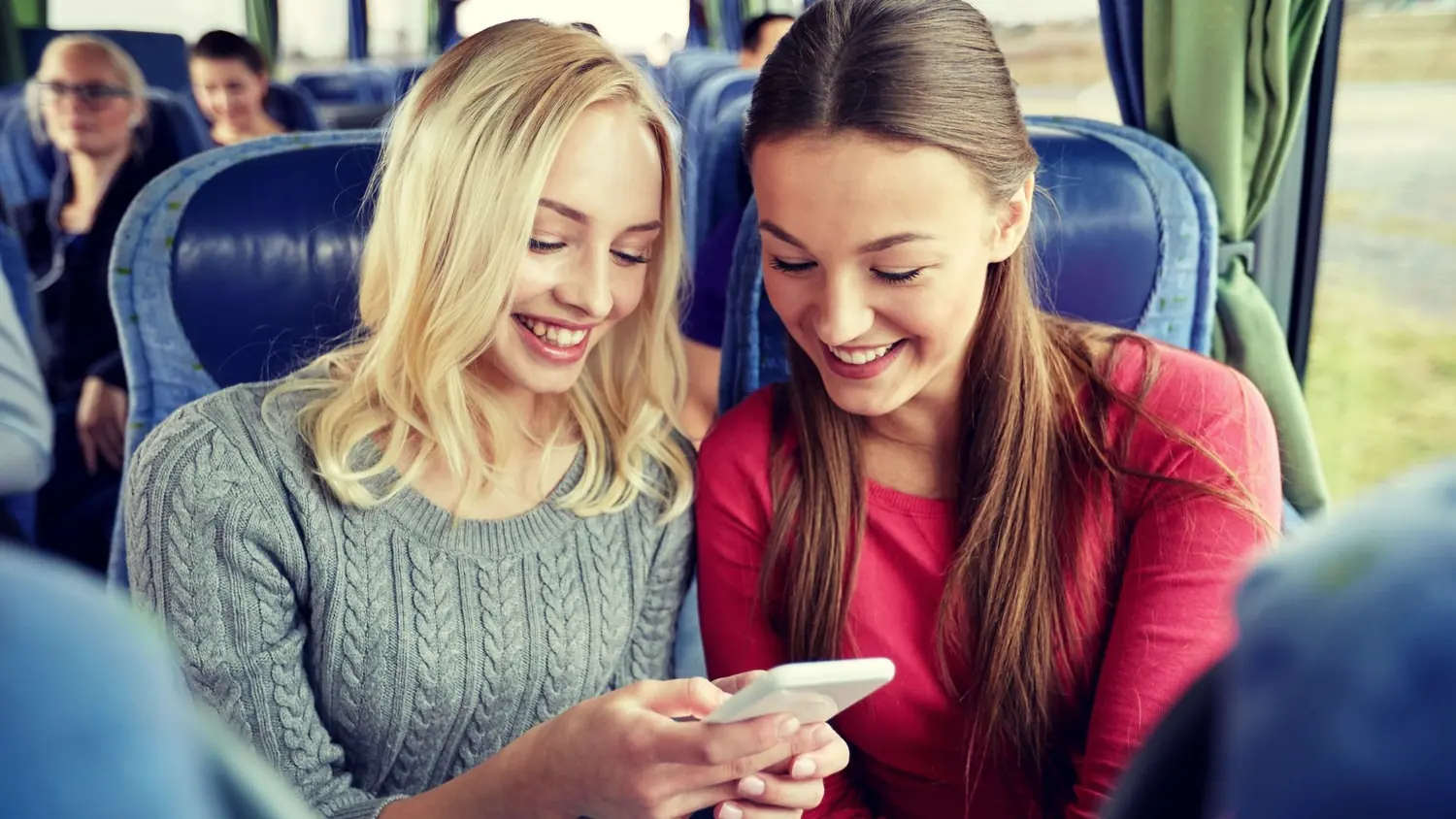Passeggeri a bordo durante un viaggio di gruppo