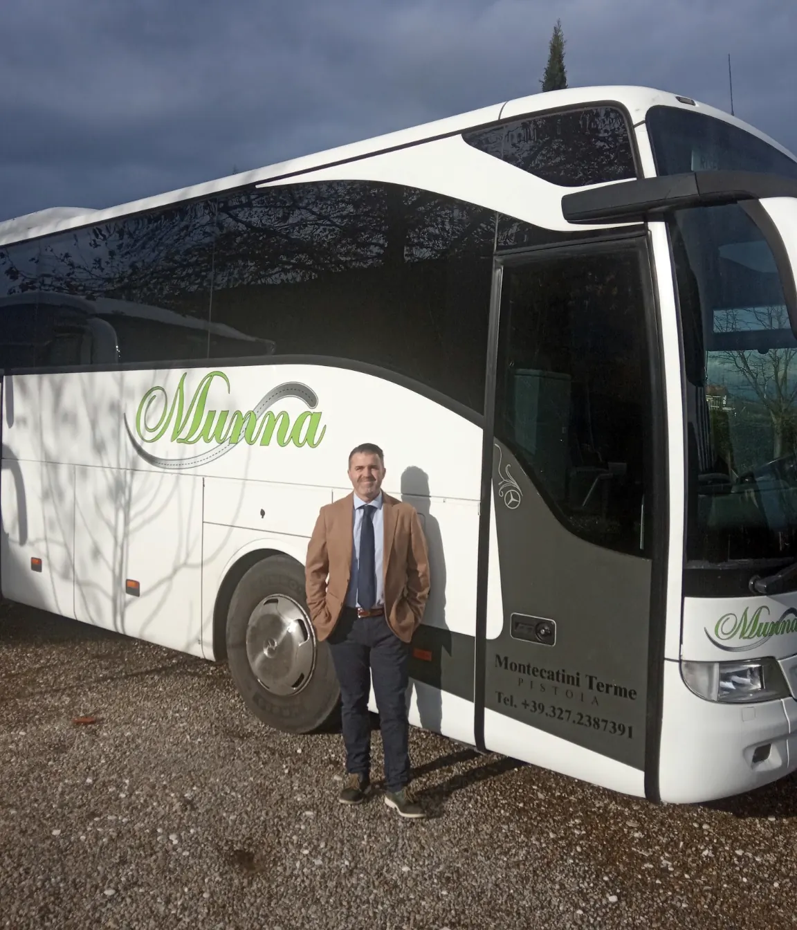 Francesco Munna davanti al pullman gran turismo
